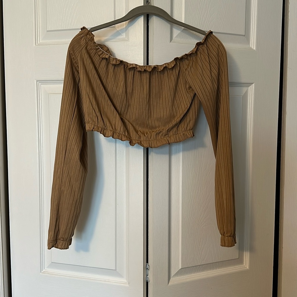 Off shoulder long sleeve crop top